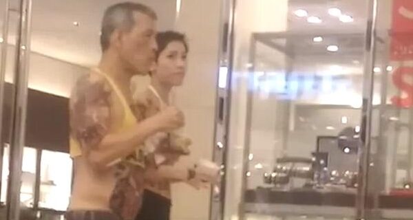 Ο βασιλιάς της Ταϊλάνδης εμφανίστηκε με τατού και μπουστάκι