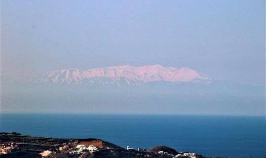 Σπάνια φωτογραφία: Η χιονισμένη Κρήτη όπως φαίνεται από τη Σαντορίνη