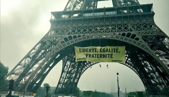 Γαλλικές εκλογές: Πανό κατά της Λεπέν στον Πύργο του Άιφελ