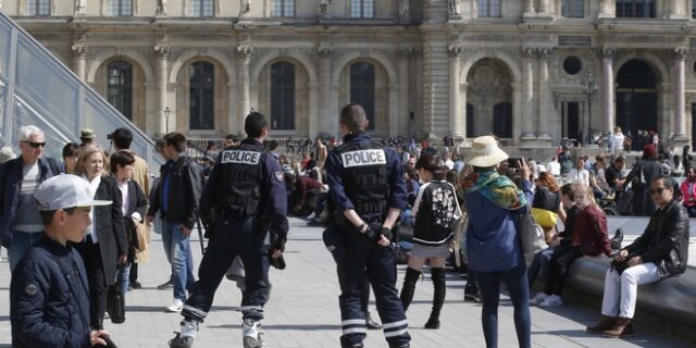 Γαλλικές εκλογές: Εκκενώθηκε για λόγους ασφαλείας το προαύλιο του Λούβρου