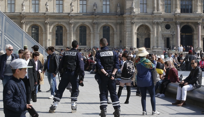 Γαλλικές εκλογές: Εκκενώθηκε για λόγους ασφαλείας το προαύλιο του Λούβρου