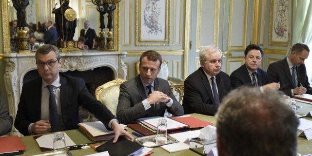 Ο Μακρόν διατηρεί τον ‘κόκκινο συναγερμό’ μετά την επίθεση στο Μάντσεστερ