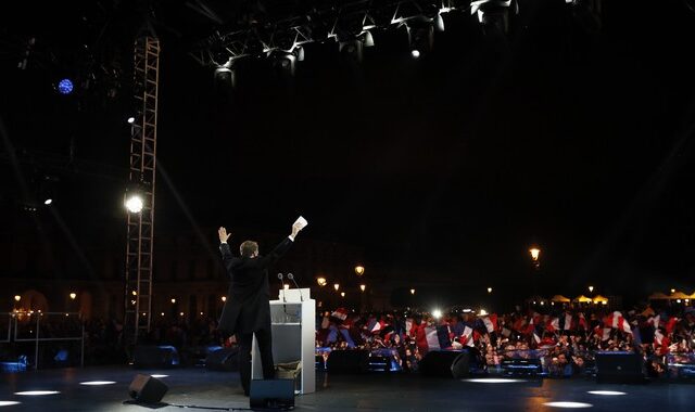 Υποσχέσεις Μακρόν με φόντο την πυραμίδα Μιτεράν