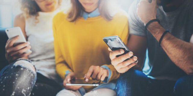 Ξοδεύουμε έναν μήνα τον χρόνο με το smartphone