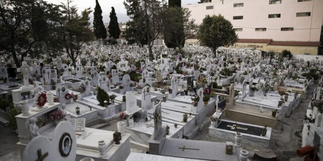 Γολγοθάς για μία κηδεία: ‘Δεν υπήρχε χώρος να θάψω τον πατέρα μου’