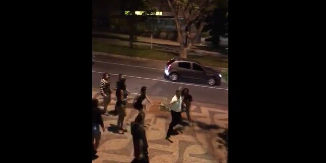 Βίντεο: Τρανς δέρνουν άτομο που τις προκαλεί και του σπάνε το αυτοκίνητο