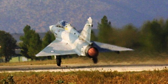 Την ανέλκυση του αεροσκάφους Mirage-2000 εξετάζει το ΓΕΑ