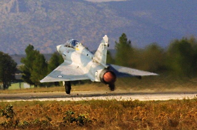 Την ανέλκυση του αεροσκάφους Mirage-2000 εξετάζει το ΓΕΑ