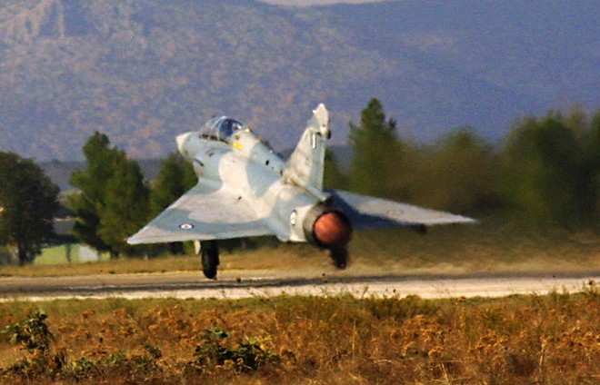 Την ανέλκυση του αεροσκάφους Mirage-2000 εξετάζει το ΓΕΑ