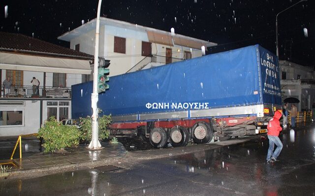 Μεθυσμένος οδηγός νταλίκας προκαλεί χάος στη Νάουσα