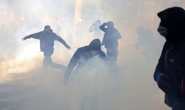 Χάος στο Παρίσι: Μάχες σώμα με σώμα διαδηλωτών – αστυνομίας