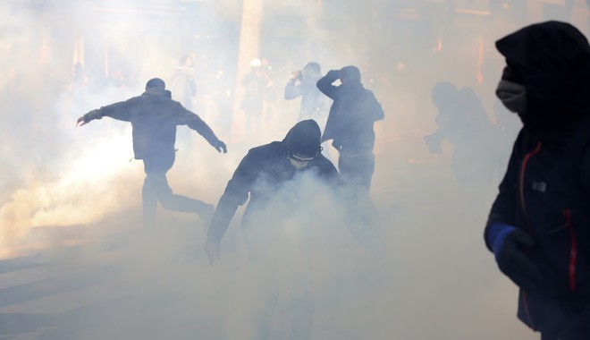 Χάος στο Παρίσι: Μάχες σώμα με σώμα διαδηλωτών – αστυνομίας