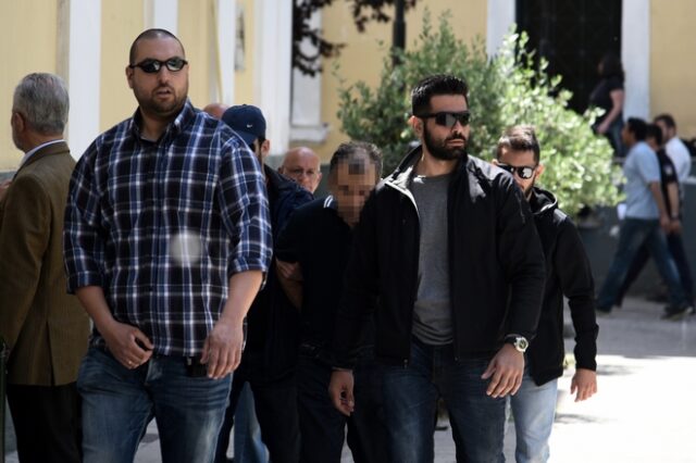 Φροντίδα για το δίδυμο αδελφό της μικρής Στέλλας