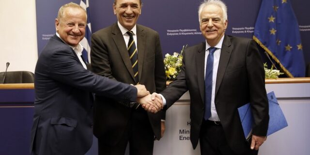 Έπεσαν υπογραφές για έρευνες πετρελαίου σε τρία χερσαία μπλοκ