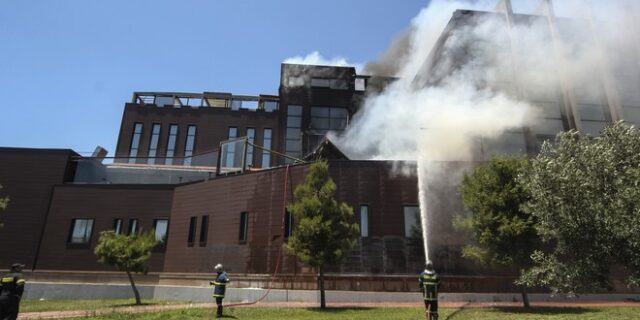 Υπό μερικό έλεγχο η φωτιά στο ‘Acro’. Απεγκλωβίστηκαν τρία άτομα