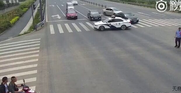 Βίντεο: Ο αστυνομικός που έκοψε την κίνηση στη μέση κι έγινε viral