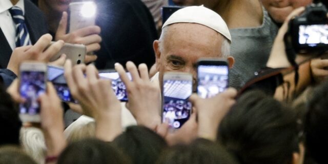 Πάπας Φραγκίσκος: Να μη χρησιμοποιείται η λέξη ‘μητέρα’ για να περιγράψει μια βόμβα