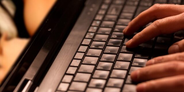 Απέσπασαν πάνω από 500 γυμνές φωτογραφίες ανήλικων κοριτσιών