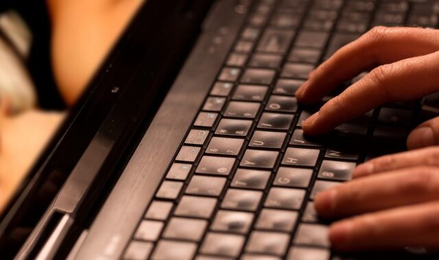 Απέσπασαν πάνω από 500 γυμνές φωτογραφίες ανήλικων κοριτσιών