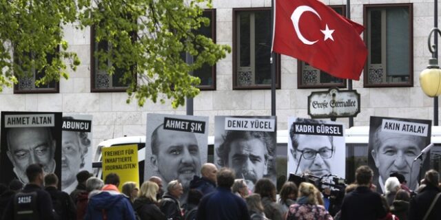 Ο Ερντογάν συλλαμβάνει μια ολόκληρη εφημερίδα
