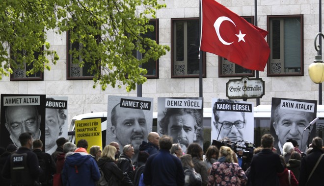 Ο Ερντογάν συλλαμβάνει μια ολόκληρη εφημερίδα
