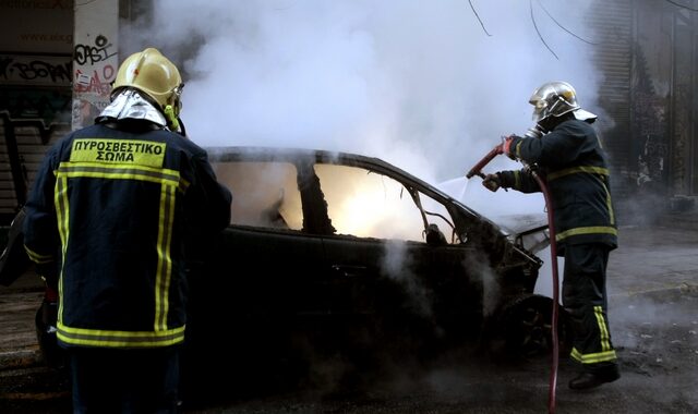 Θεσσαλονίκη: Εμπρηστική επίθεση σε δύο αυτοκίνητα