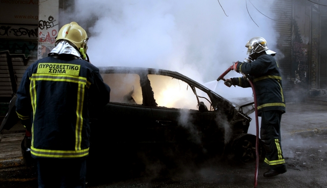 Θεσσαλονίκη: Εμπρηστική επίθεση σε δύο αυτοκίνητα