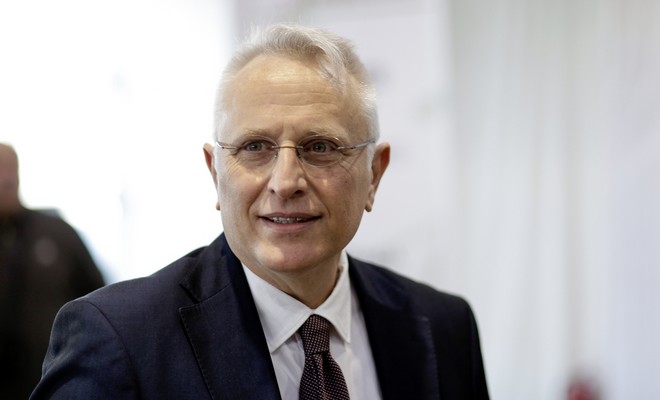 Εγώ στη θέση του κ. Ραγκούση θα διάλεγα την κουρτίνα 2