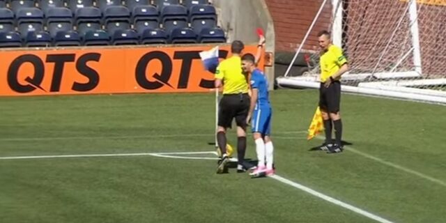 Διαιτητής έδειξε κόκκινη κάρτα σε επόπτη επειδή έκανε εμετό