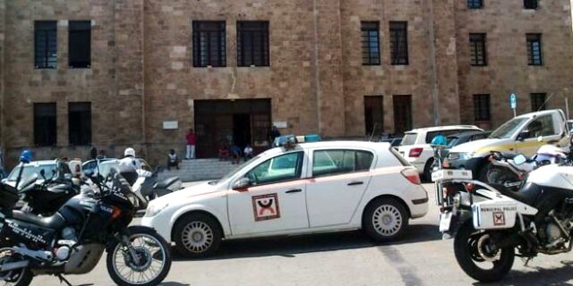 Σοκ στη Ρόδο: Βρέθηκε νεογέννητο μέσα σε τηλεφωνικό θάλαμο