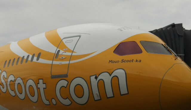 Scoot: Έκανε τον μουσακά αεροπλάνο για χάρη της Ελλάδας