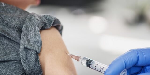 Στη Βουλή το επικίνδυνο αντιεμβολιαστικό κίνημα των γονέων