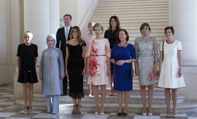 Γιατί αυτή η φωτογραφία των συζύγων των ηγετών του ΝΑΤΟ προκάλεσε χαμό