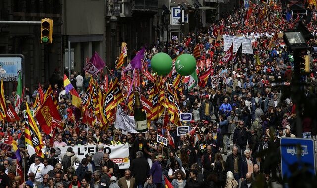 Χιλιάδες Ισπανοί βγήκαν την πρωτομαγιά στους δρόμους