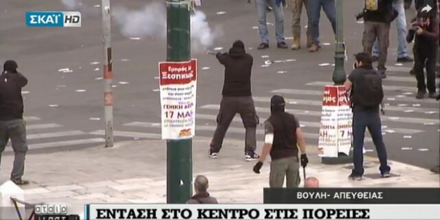 Ντοκουμέντο: Φωτοβολίδες ευθείας βολής με ‘στυλό’ στην πορεία