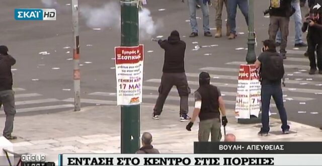 Ντοκουμέντο: Φωτοβολίδες ευθείας βολής με ‘στυλό’ στην πορεία