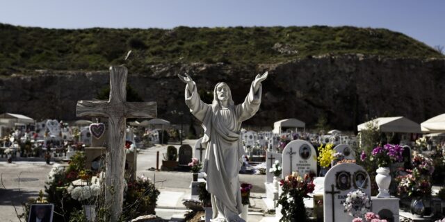 Έρχονται ιδιωτικά αποτεφρωτήρια νεκρών