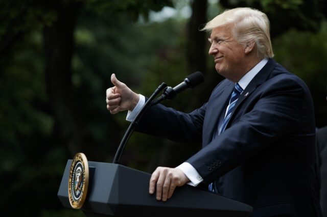 Ο Τραμπ απειλεί το Obamacare