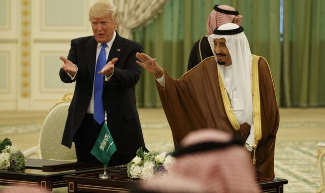 Τραμπ στη Σαουδική Αραβία: Συμφωνία 110 δισ. δολαρίων για εξοπλιστικά