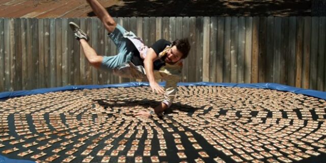 Βίντεο: Βουτώντας σε ένα τραμπολίνο γεμάτο ποντικοπαγίδες