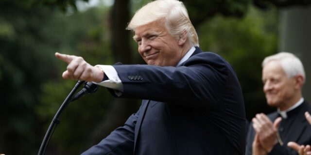 Γιατί ο Τραμπ καρατόμησε τον επικεφαλής του FBI