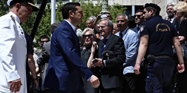 Η ΝΔ καταδικάζει τις αποδοκιμασίες κατά Τσίπρα στην κηδεία του Κωνσταντίνου Μητσοτάκη