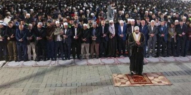 Προσευχήθηκαν μπροστά στην Αγιά Σοφιά απαιτώντας να μετατραπεί σε τζαμί