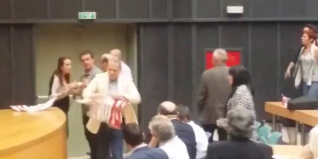 Ξεπέρασε κάθε όριο ο Τζήμερος: Χαστούκισε περιφερειακή σύμβουλο του ΚΚΕ