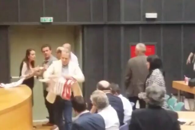 Ξεπέρασε κάθε όριο ο Τζήμερος: Χαστούκισε περιφερειακή σύμβουλο του ΚΚΕ
