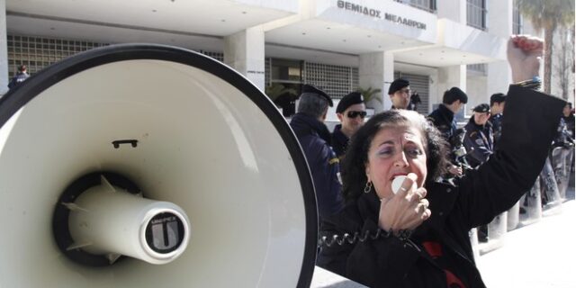 Η κυβέρνηση επιμένει για τους συμβασιούχους