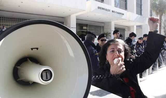 Η κυβέρνηση επιμένει για τους συμβασιούχους