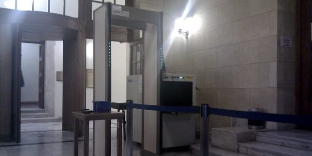 Ακόμα πιο αυστηρά μέτρα ασφαλείας για τα δέματα στη Βουλή