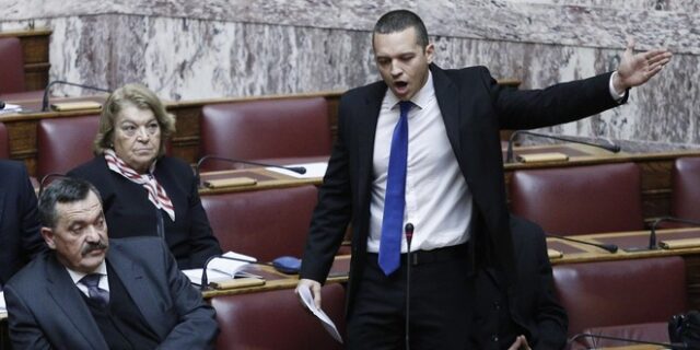 Αθλιότητα. Ο Κασιδιάρης χτύπησε το Νίκο Δένδια μέσα στη Βουλή. Θύελλα αντιδράσεων