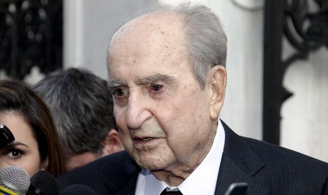 Σε λαϊκό προσκύνημα η σορός του Κωνσταντίνου Μητσοτάκη